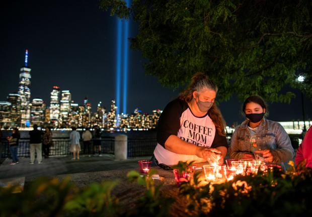 Ciudadanos se reunieron en Nueva York la noche del 11 de septiembre para encender velas en honor a las víctimas de los atentados terroristas.