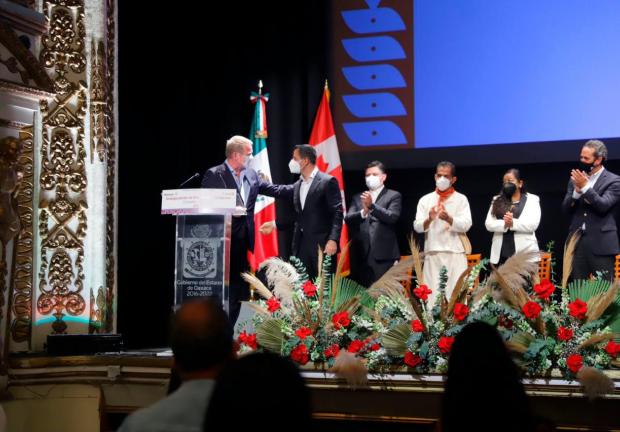 El gobernador Alejandro Murat y el embajador de Canadá en México, Graeme C. Clark, inauguraron los “Encuentros Indígenas Canadá-Oaxaca 2021”