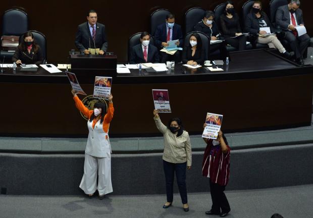 Diputadas mostraron carteles carteles con la consigna “es un honor estar con Obrador”.