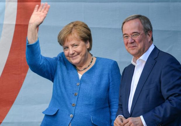 Angela Merkel apoyando a Armin Laschet, uno de los favoritos entre los candidatos en Alemania, según encuestas