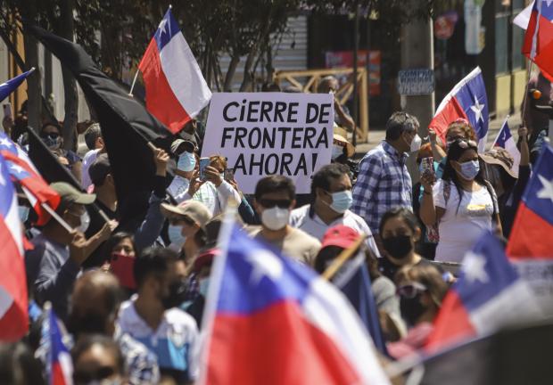 Pancartas mostradas durante la manifestación en Iquique, Chile.