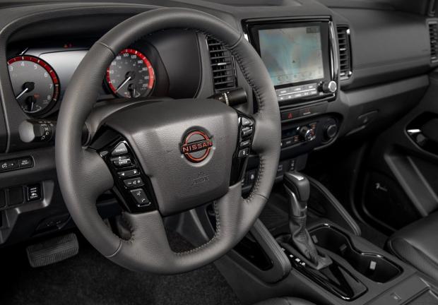 Al interior destaca el nuevo diseño de volante con el logotipo Nissan en acentos color naranja.