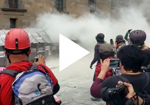 Policía acciona extintores para contener protestas de las encapuchadas.