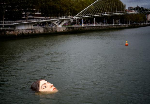 ¿Tú qué pensarías al ver esta enorme figura ahogándose en un río?