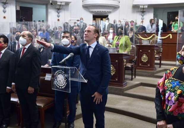 Santiago Taboada en el Congreso de la CDMX, al rendir protesta como alcalde