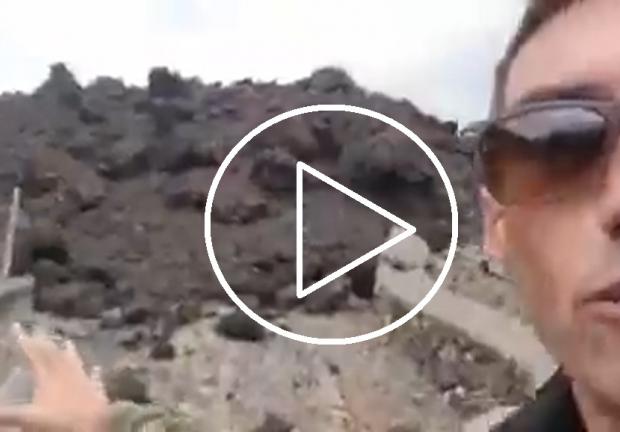 Un hombre se acercó para tocar la lava del volcán y se quemó