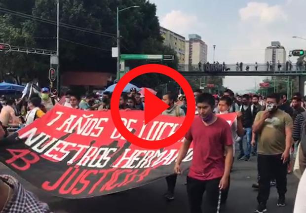 Ayotzinapa presente en marcha del 2 de octubre