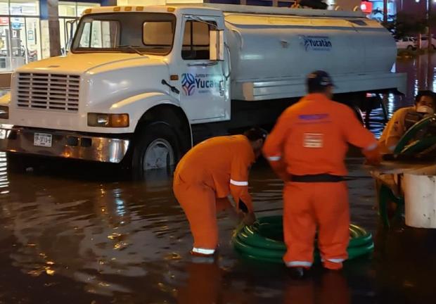 Lluvias en Mérida: Protección Civil atendió un encharcamiento en la calle 52 de la colonia hidalgo, cerca de Plaza Las Américas, con pipas para desazolvar el agua en la zona