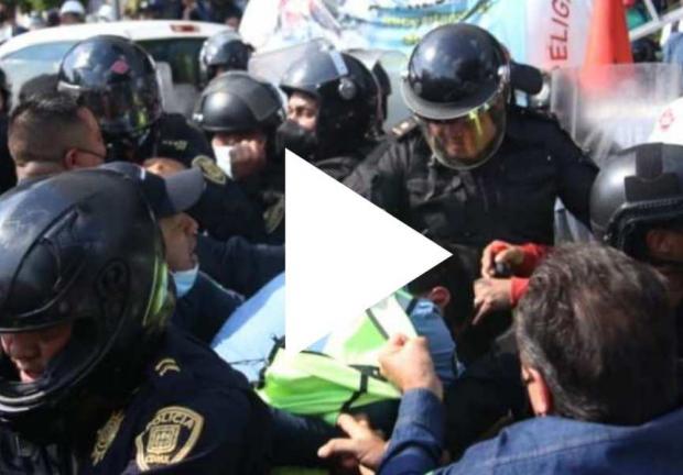 Gaseros se manifiestan afuera de la Sener; chocan con policías.