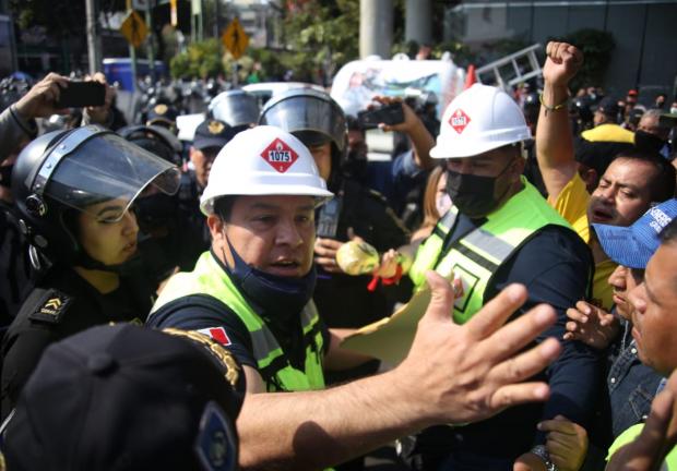 Arriban al lugar policias de la SSC para disolver la protesta, pero se da el enfrentamiento.