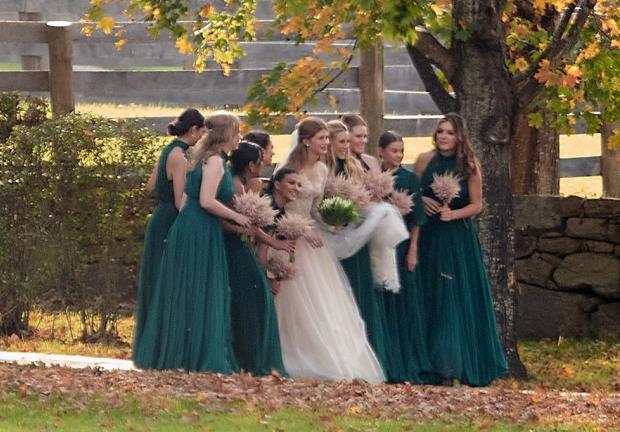 La hija de Bill Gates lució un elegante vestido con mangas largas en su boda