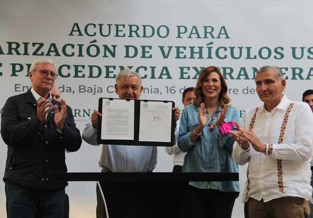 El gobernador de Baja California, Jaime Bonilla, acompañó al Presidente, Andrés Manuel López Obrador en la firma para la regularizazión de vehículos usados de procedencia extranjera