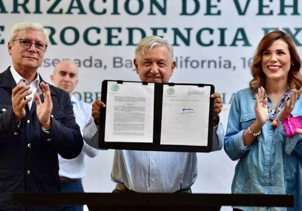 La gobernadora electa de Baja California, MArina del Pilar, acompañó la firma del acuerdo para regularizar automóviles de procedencia extranjera
