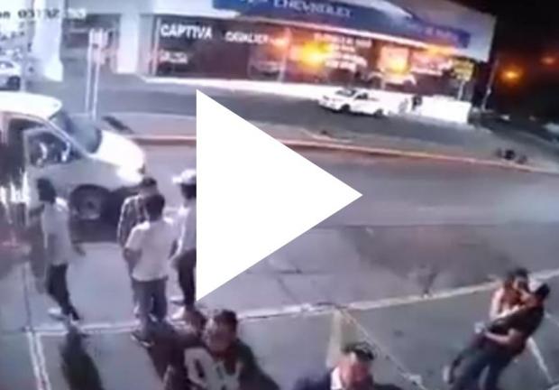 La balacera frente a un bar de Morelia quedó captada en un video.