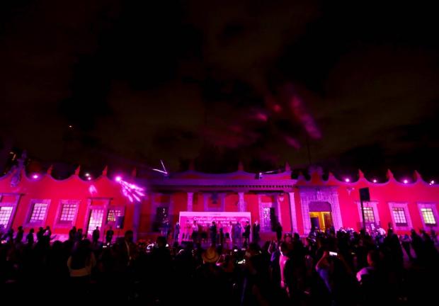 El alcalde de Coyoacán encabezó la ceremonia para conmemorar el día mundial dedicado a la lucha contra esta enfermedad, fecha en la que se iluminan de color rosa -como un acto simbólico- edificios públicos y sitios emblemáticos.