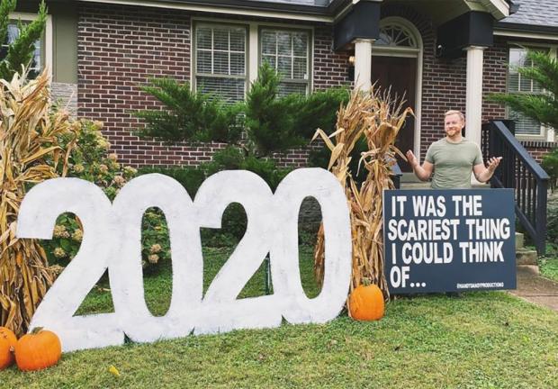 ¿Qué tal esta decoración de Halloween de otro ciudadano creativo?: "2020 fue la cosa más escalofriante en la que pude pensar"