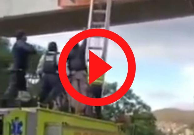Hombre intenta arrojarse de puente en Morelia.