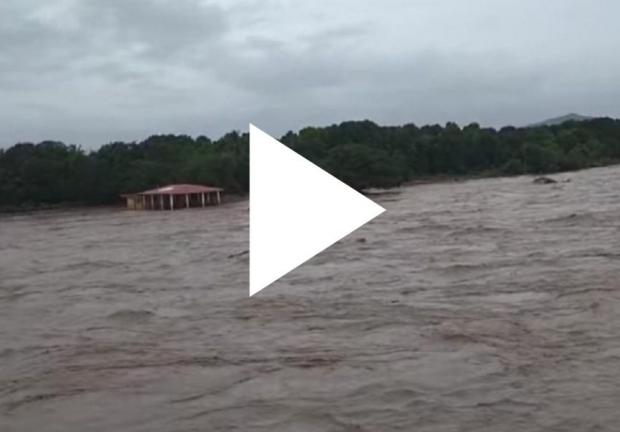 Se desbordó el río de San Jeronimito, Petatlán, en Guerrero.