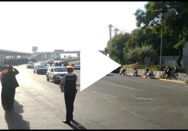Policías retiran bloqueo de extrabajadores de aduanas en el AICM