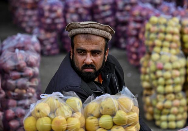 Muchas familias están vendiendo a sus hijos como "medida" desesperada ante la pobreza en Afganistán