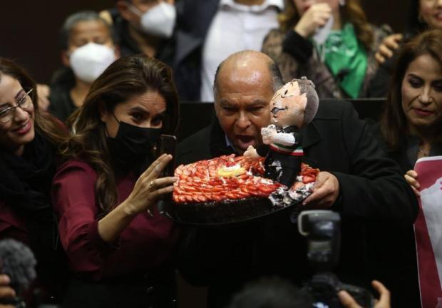 La mordida al pastel se la dio un peluche del Presidente López Obrador