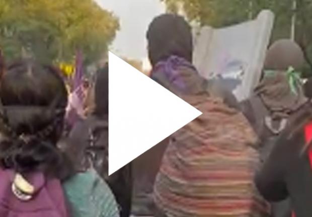 En este video se alcanza a ver a dos hombres infiltrados en la marcha feminista.