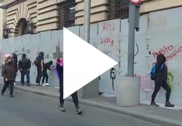 Feministas golpearon mobiliario urbano y realizaron pintas sobre Avenida 5 de Mayo.
