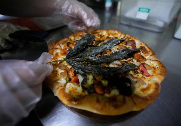 Esta pizza con marihuana es un "guiño" a un célebre platillo de la región