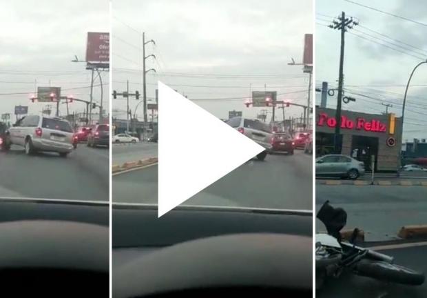 En redes sociales circuló el video en donde se muestra el impacto de la camioneta contra la motocicleta.