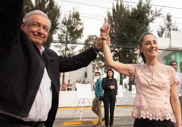 El Presidente Andrés Manuel López Obrador levanta la mano de la jefa de Gobierno de la CDMX, Claudia Sheinbaum.
