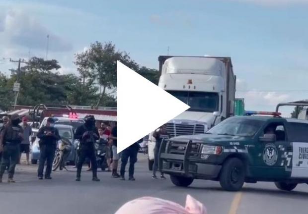 Elementos de la Guardia Nacional arriban al lugar para buscar diálogo con los migrantes que bloquean la carretera en Veracruz.