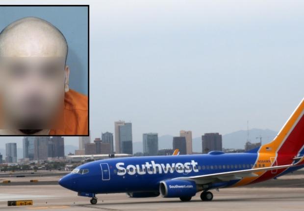 El hombre de 30 años de edad saltó del avión y luego se encerró en dormitorio de bomberos