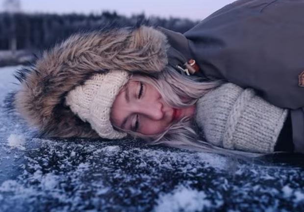 Una joven llamada Jonna Jinton también muestra los sonidos del hielo en Suecia