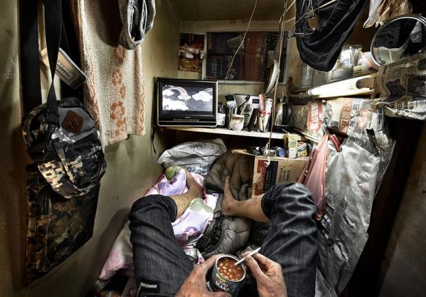 Imagine vivir en un lugar donde no puede ponerse de pie; la realidad de muchos en Hong Kong