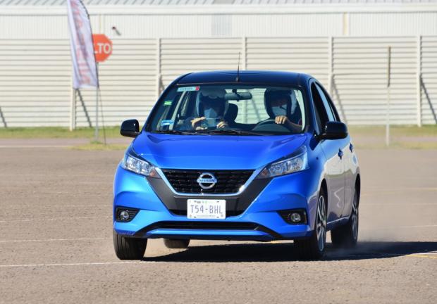    Nissan March tiene a su favor un amplio espacio interior a pesar de ser un hatchback, y resalta por su bajo consumo de combustible.   