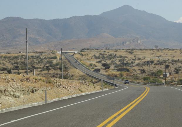 El gobernador de Oaxaca, Alejandro Murat, destacó que esta infraestructura carretera permitirá reafirmar el importante papel que juegan ambas regiones