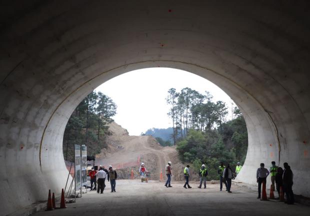 El gobernador de Oaxaca, Alejandro Murat, evaluó el avance en el viaducto kilómetro 117+174