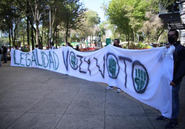 Estudiantes cierran Paseo de la Reforma.
