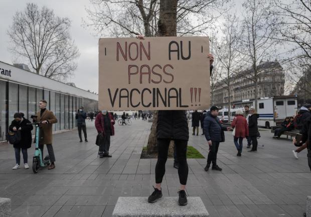 Manifestantes protestaron con la consigna "no al certificado de vacunación" en París, Francia.