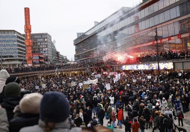 Miles se reunieron en Estocolmo para protestar en contra de las restricciones sanitarias.