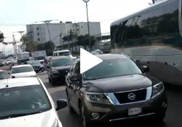 Automovilistas se vieron afectados la mañana de este lunes debido al bloqueo de la comunidad CIDE en la carretera México-Toluca