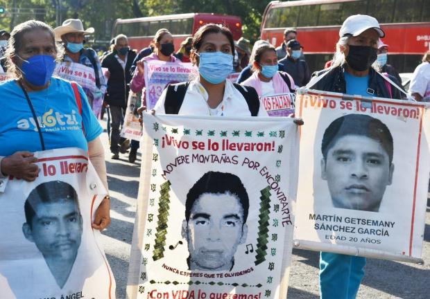 Con la consigna "¡Vivos se los llevaron, vivos los queremos!, los padres de los 43 marcharon desde el Ángel de la Independencia hasta el Hemiciclo a Juárez.