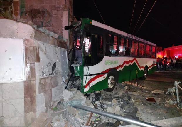 El autobús se estrelló contra una barda y un poste de luz. Se reportan 40 heridos.