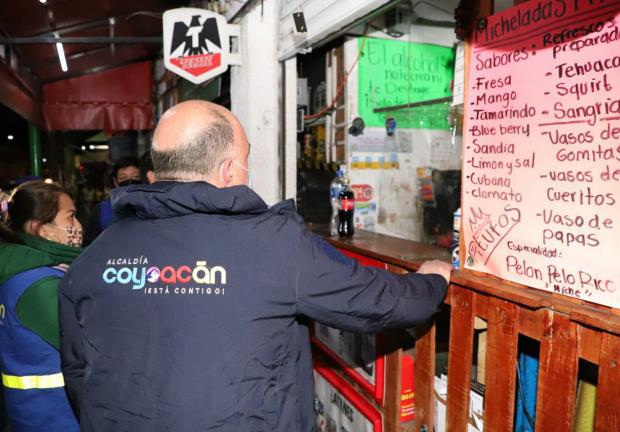 En Coyoacán se retiran de la calle más de dos toneladas de productos de venta irregular