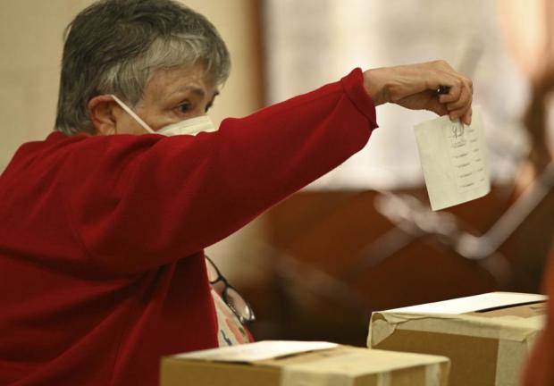 Una mujer emite su voto durante las elecciones generales en San José, Costa Rica, este domingo 6 de febrero.
