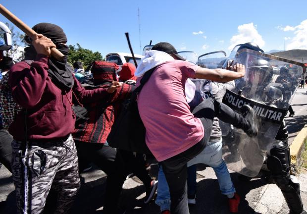 El choque entre estudiantes de Ayotzinapa y elementos de la Guardia Nacional, el pasado viernes, dejó un saldo de 10 miembros de esa corporación y 11 de la Policía de Guerrero lesionados; algunos, se reportó, con fractura de tibia.
