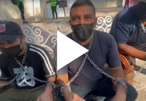 Se encadenan migrantes en Chiapas para protestar por regularización (VIDEO)