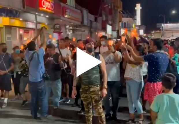 Los migrantes realizaron una vigilia encadenados y con velas en las manos