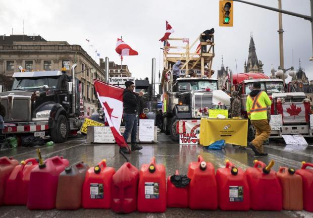 Manifestantes protestan contra las restricciones implementadas por el COVID-19 en Ottawa.