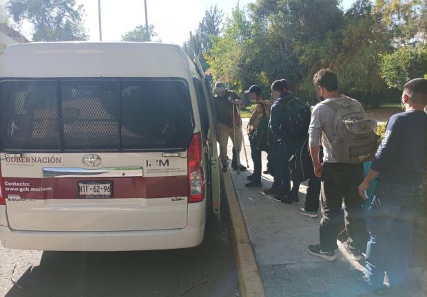 INM identificó a 42 migrantes tras inspección en una central camionera de Puebla.